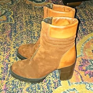 Italian leather Heeled zip up booties